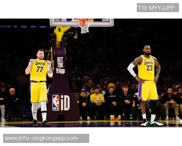 湖人三巨头意外落后马刺20分老詹精彩隔扣引发热议