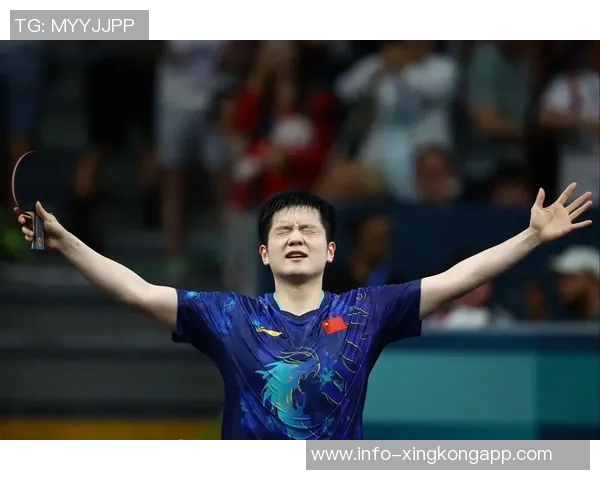 樊振东晒齐达内签名球衣照片期待未来与齐祖共踢足球的美好时刻