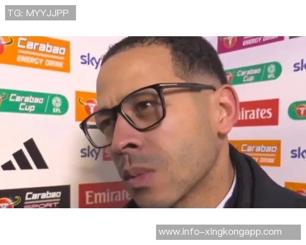 罗塞尼尔与球员亲密互动赢得年轻一代的喜爱与尊重